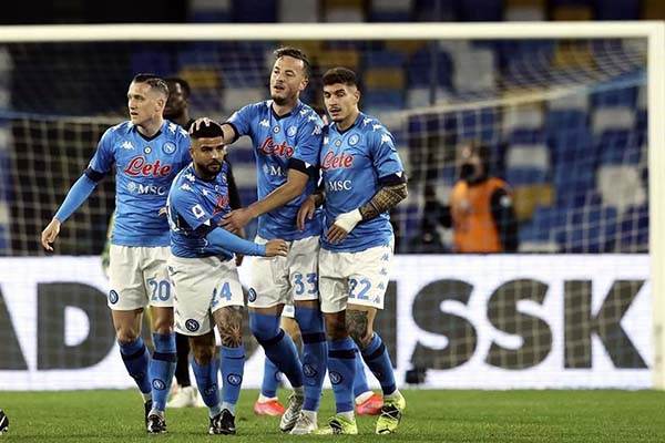 Gana Napoli y se afianza en puestos europeos
