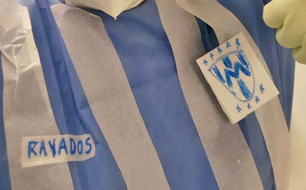 Niño con Covid-19 en el hospital ‘diseña’ playera de Rayados