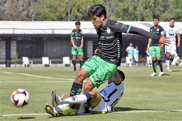 Suspenden a jugador de Pumas por fracturar a rival