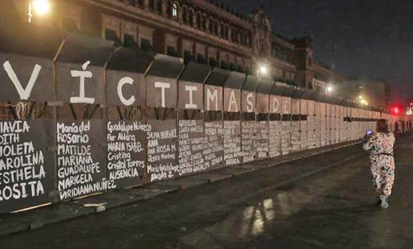 Pintan nombres de víctimas de feminicidio en las vallas frente a Palacio Nacional