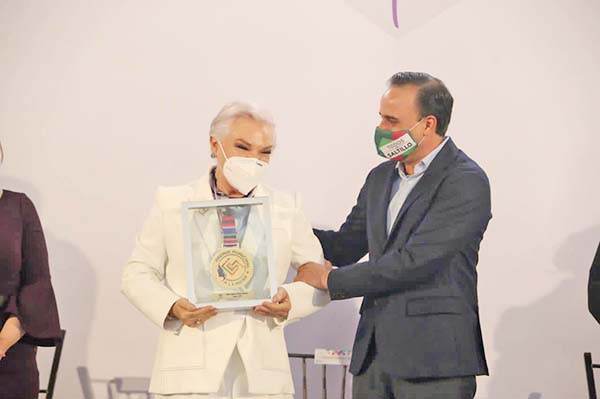 Entregan premio a la mujer en Saltillo