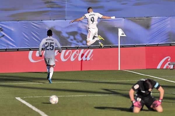 Doblete de Benzema da el triunfo al Real Madrid