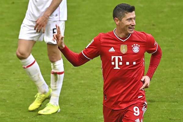Marca Lewandowski un hat-trick perfecto