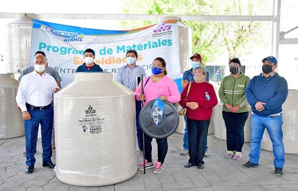 Hacen entrega de tinacos subsidiados