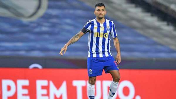 ‘Tecatito’ Corona es duda para partido contra Juventus