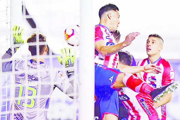Árbitro y portero evitan triunfo del Toluca