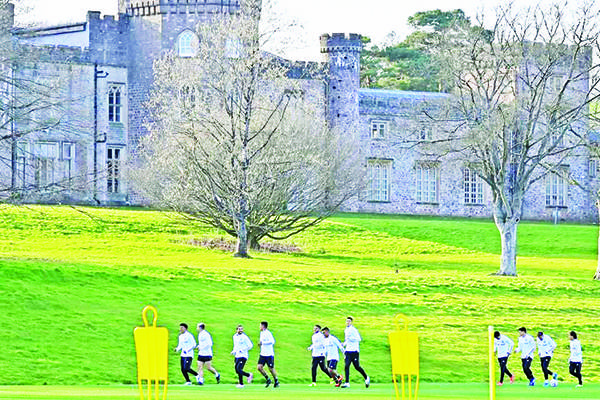 Entrena el Tri en Cardiff; acude Raúl