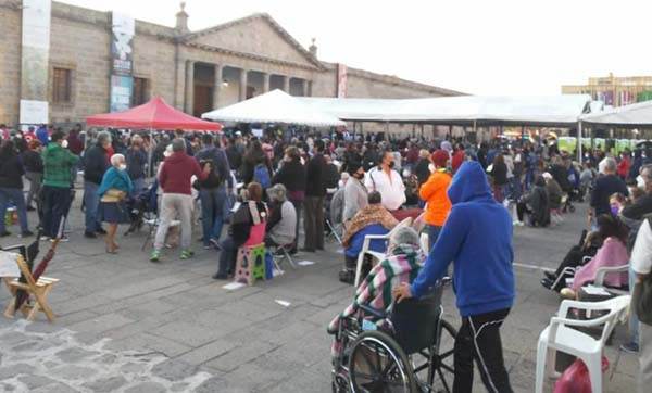 Adultos mayores se forman hasta dos días para “alcanzar” vacunas contra la COVID-19 en Guadalajara