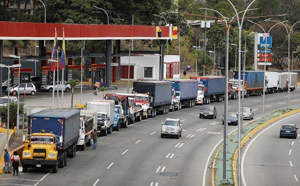Venezuela raciona suministro de gasolina a transportistas y empeora escasez