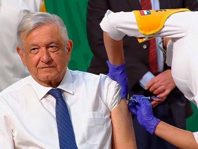 Se vacuna López Obrador contra Covid-19