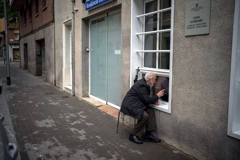 Tras 65 años de casados, siguen unidos a través de cristal