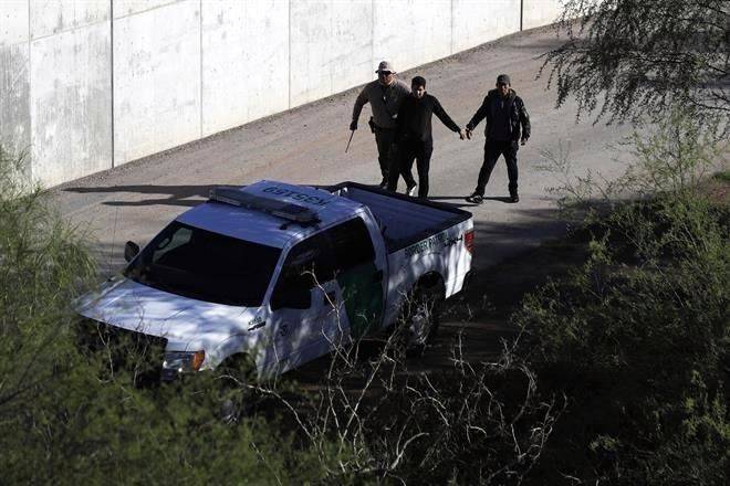 Detuvo EU 171 mil migrantes en marzo, mayor cifra en 15 años