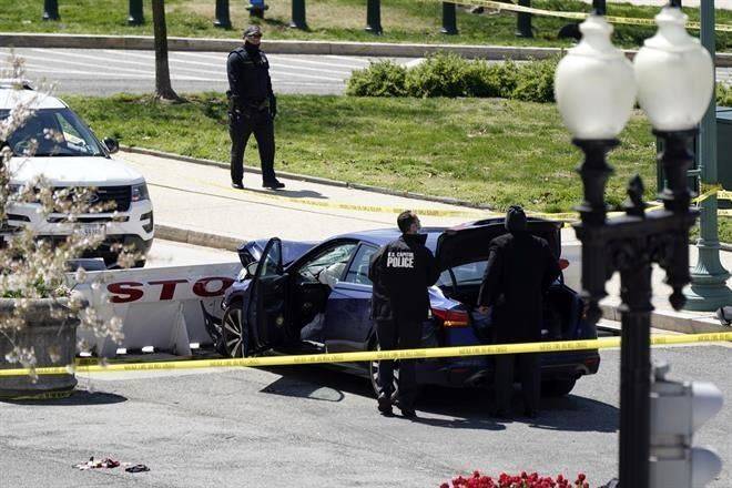 Embisten con auto a 2 policías en Capitolio de EU