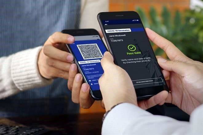 Desatan polémica en EU certificados de vacunación