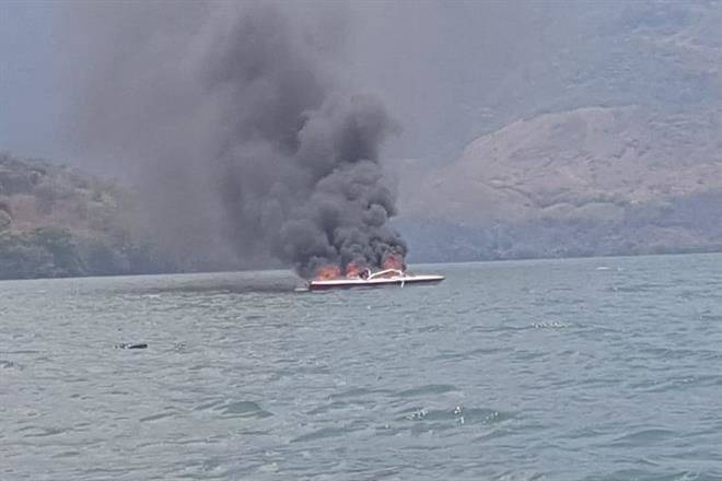Rescatan a turistas de lancha incendiada en Chiapas