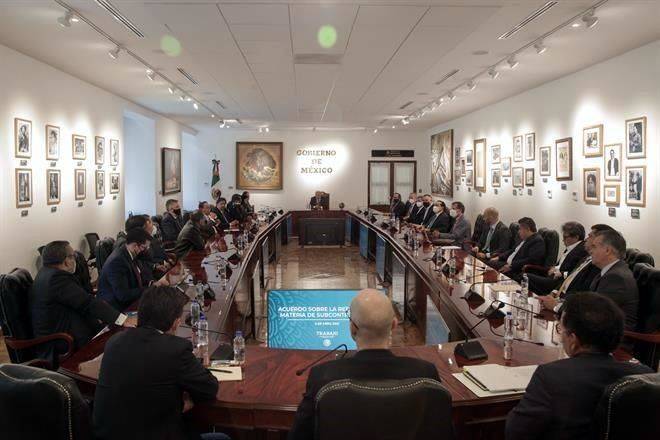 Anuncia AMLO acuerdo sobre outsourcing y utilidades