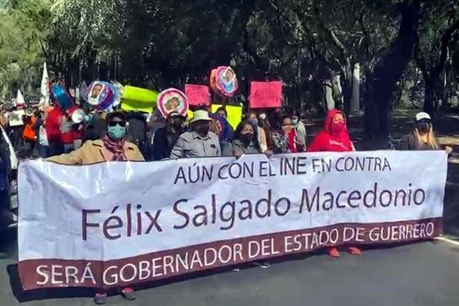 Protestan frente a INE por retiro de candidatura a Félix