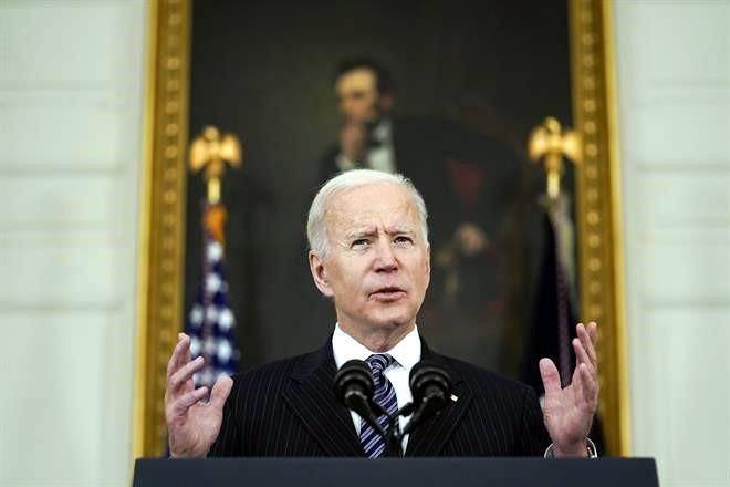 Celebra Biden 150 millones de dosis aplicadas en 75 días