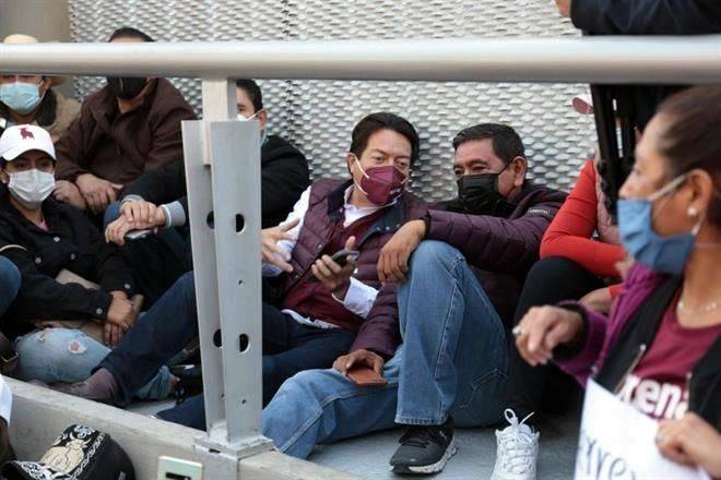 Arman plantón Salgado y Delgado frente al TEPJF