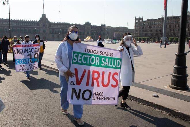 Pelean vacuna con amparos; acusa AMLO manipulación