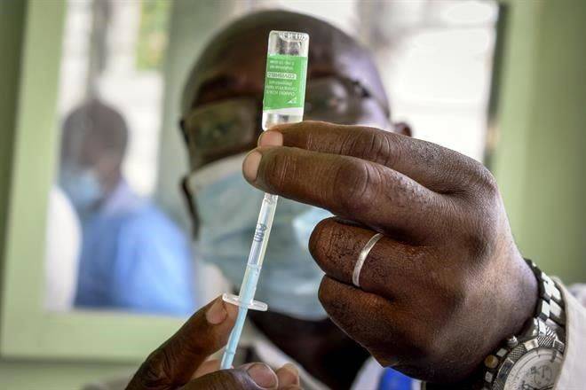 Tiene India 145 mil contagios nuevos; afecta vacunación