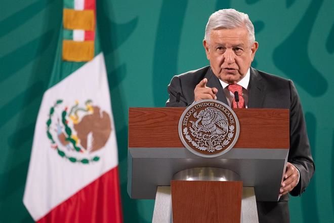 Rechaza ‘extremismos’ en libros de texto; defiende cambios