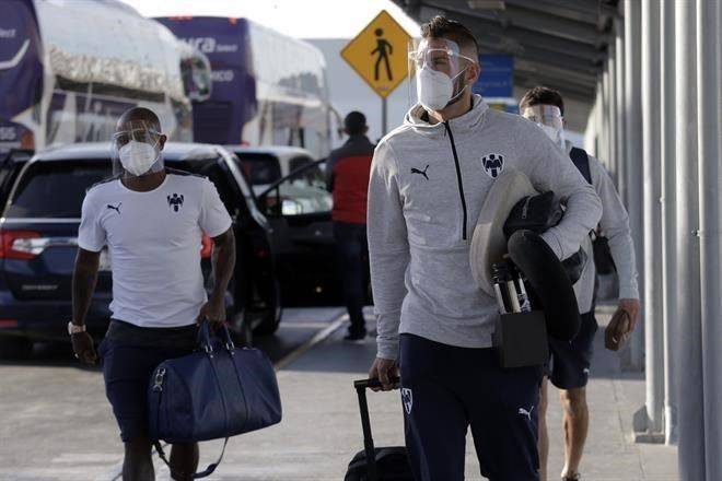 Vacunan a Rayados contra Covid-19 en Dallas