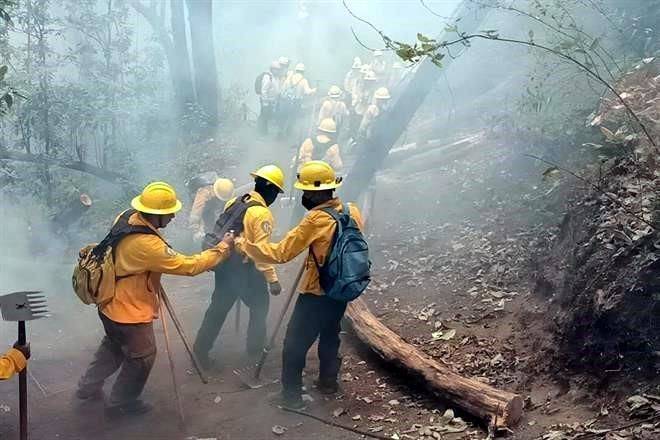 Reportan 6 personas atrapadas en incendio en Tepoztlán