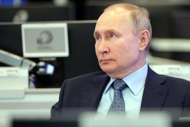 Propone Biden a Putin cumbre en tercer país
