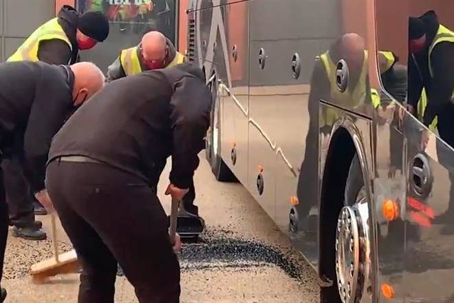 Rompen ventana de autobús del Madrid en Anfield