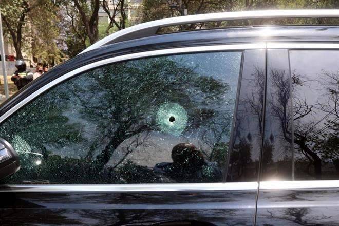 Balean a conductor en Paseo de la Reforma