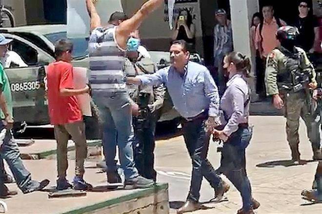 Denuncian a Aureoles tras empujar a maestro