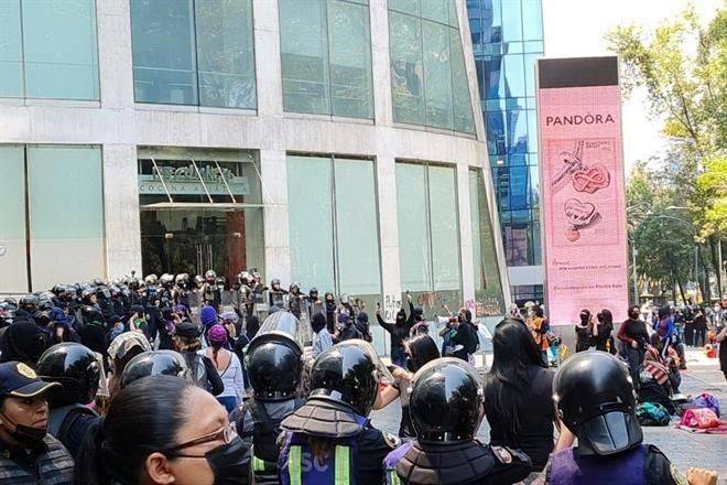 Protestan feministas afuera de centro comercial en Reforma