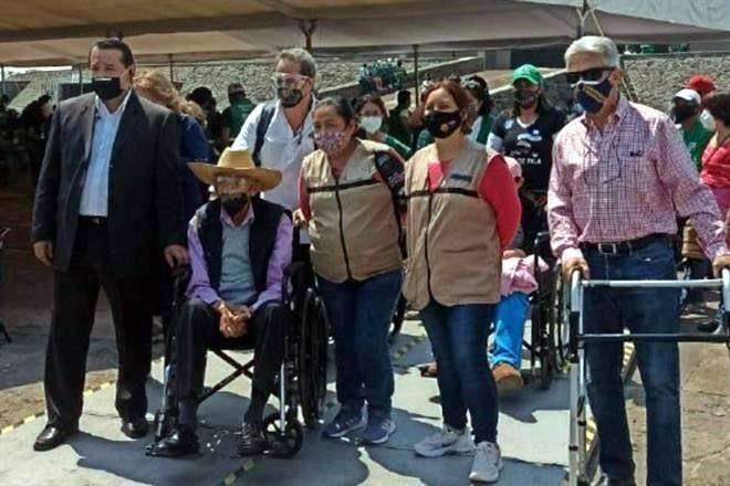 Luis Echeverría: Ayer descalabrado; ahora vacunado