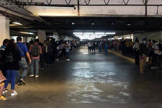 Vacunan a maestros entre largas filas en cinco estados