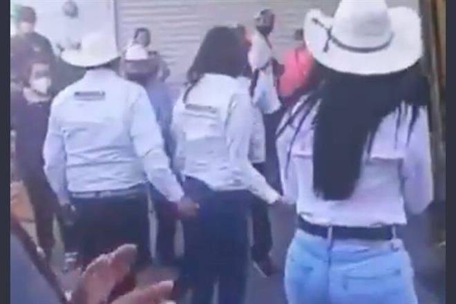 Captan a David Monreal tocando glúteo a candidata