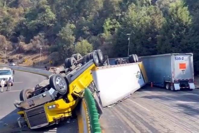 Cierran la México-Cuernavaca por volcadura de tráiler