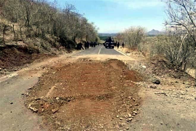 Destroza crimen vía en Aguililla pese a operativo