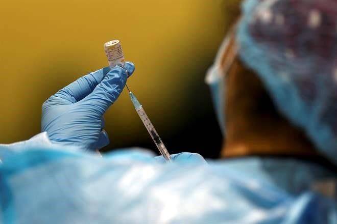 Anuncia Durango vacuna para todos los médicos
