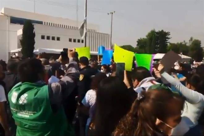 Bloquean médicos Eje 3 Oriente; exigen vacuna contra Covid