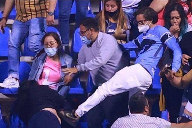 Agreden aficionados de Pumas a mujeres