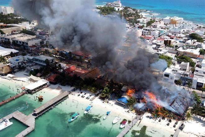 Se incendian comercios en Isla Mujeres