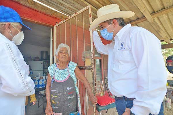Logra Alfredo Paredes apoyo de campesinos