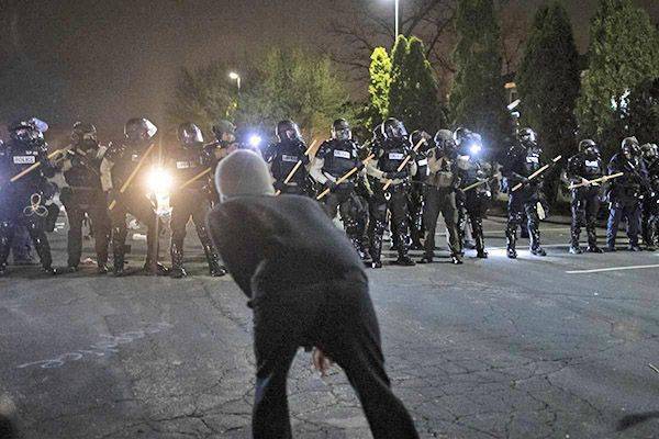 Policía de Minnesota mata a afroamericano; estallan protestas
