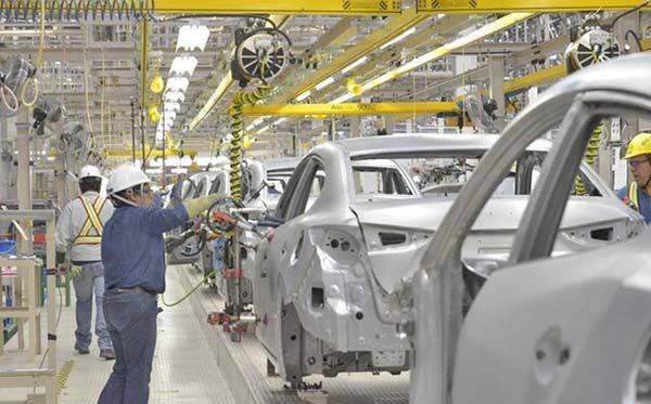 Escasez de piezas frena exportación de autos