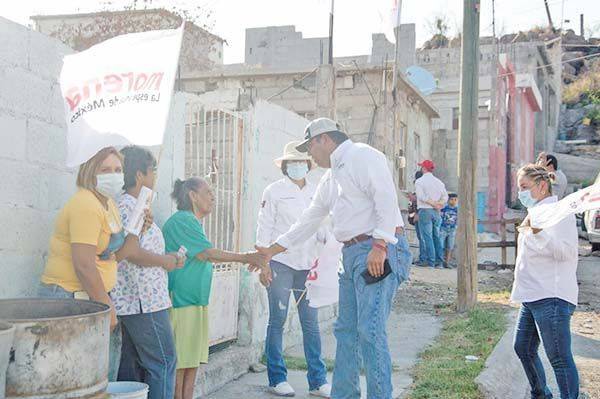 Apoyan familias a Roberto Piña