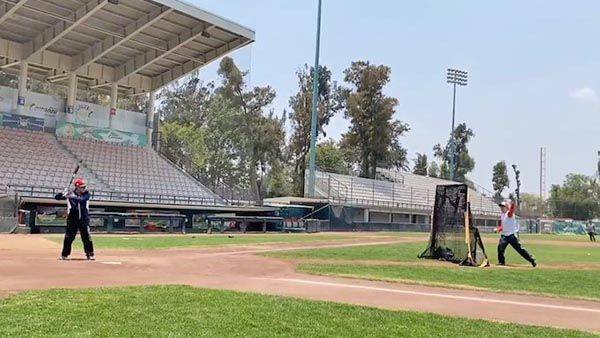 Pese a recomendación, AMLO acude a jugar beisbol
