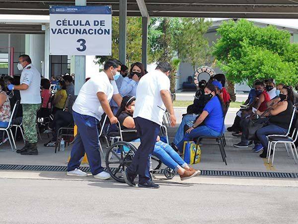 Maestra sintió opresión en garganta tras vacuna