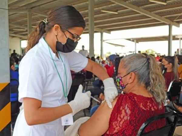 Aplican 8 mil vacunas a maestros de región