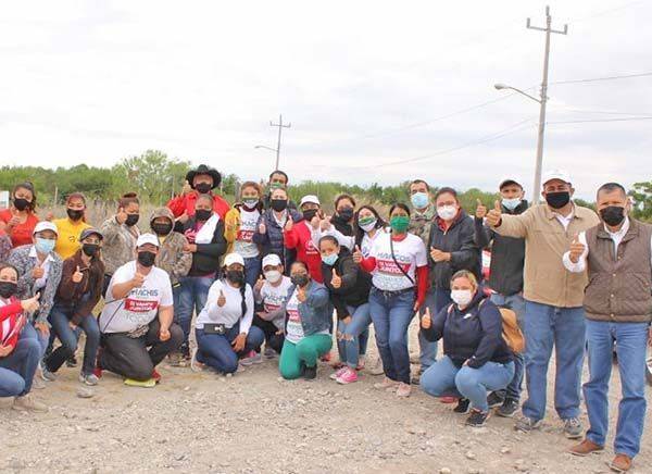 Platica Chachis con ejidatarios